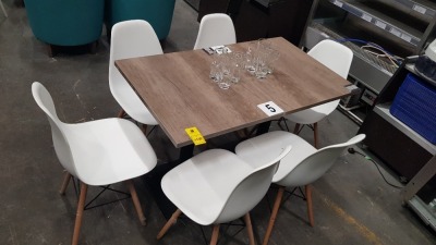 8 PIECE MIXED LOT CONTAINING 2 WOODEN EFFECT RECTANGLE TABLES - 70CM (L) X 53CM (W) X 75CM (H) AND 6 X PLASTIC CHAIRS