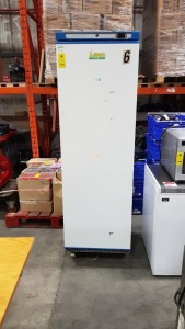 1 X LEC COMMERCIAL PLATINUM ( CRS400W) UPRIGHT FRDGE IN WITH 2 SHELFS