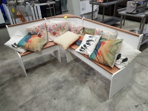 1 X WOODEN CORNER BENCH SEATING IN WHITE WITH UNDERSEAT STORAGE AND 12 VARIOUS STYLE PILLOWS