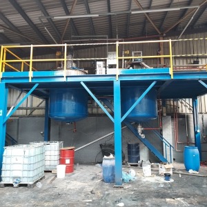 TWO 3 T STAINLESS STEEL JACKETTED MIXING VESSELS WITH TOP MOUNT MIXERS, CONTROLS, ACCESS PLATFORM & STAIRS (NOTE: ASSET LOCATED IN MIDDLETON & MUST BE REMOVED BY 16TH SEPTEMBER 2022)