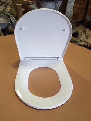 7 X BRAND NEW SOFT CLOSE TOILET SEATS (SEE IMAGE FOR SHAPE)