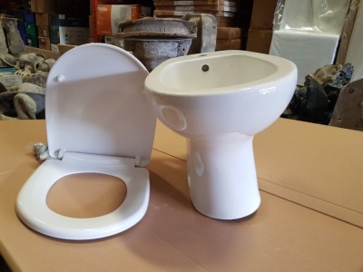 3 X BRAND NEW SOFT CLOSE TOILET SEATS (SEE IMAGE FOR SHAPE) PLUS A WHITE TOILET PAN