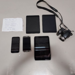 6 PIECE LOT TO INLCUDE 2 X APPLE IPAD MINI - 1 X MOTOROLA TABLET - 1X SAMSUNG SMARTPHONE - 1X MOTOROLA SMARTPHONE - 1 X FUJI CAMERA ( PLEASE NOTE ALL FOR SPARES)