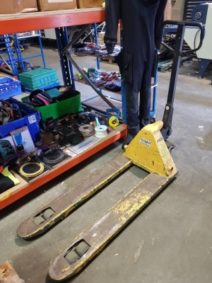 HAND PALLET TRUCK MAX SWL 2500KG