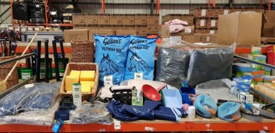 25 + PIECE OF ASSORTED ANIMAL LOT TO INCLUDE WELLY CAROUSEL- BLACK , SPONGES , 2ND HAND STABLE RUG , WARRIOR OVERALLS , BARRIER LIVESTOCK LOUSE POWDER , ARMA TOUCH CLOSE OVER REACH BOOTS , GIBSONS MEADOW HAY , VARIOUS SCOOPS AND BOWLS , INTELLIGENT HORSE