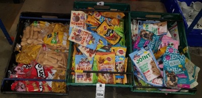 APPROX 75 + DOG TREAT LOT TO INCLUDE BAKERS REWARDS , BAKERS ALLSORTS MEATY TREATS , PEDIGREE TASTY MINIS , FORTHLADE LAMB BITES , PEDIGREE RODEO , PEDIGREE SCHMACKOS , BURNS KELTIE BITES , BAKERS JOINT , PURINA BONJO BISCUITS ETC - IN 3 FULL TRAYS