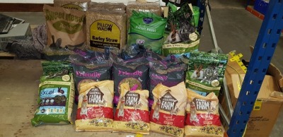 22 X BRAND NEW RABBIT LOT TO INCLUDE PILLOW WAD BARLEY STRAW SUPERIOR QUALITY FEED , BURGESS EXCEL NUGGETS WITH MINT , FRIENDLY READIGRASS , SWEET MEADOW RABBIT HAY , TINY FRIENDS FARM RUSSEL RABBIT TASTY MIX ALPHA , FERRET FEAST ETC - ON A HALF BAY