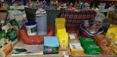 50 + PIECE ASSORTED ANIMAL LOT TO INCLUDE SHIRES BALL FEEDER , COSY CAT RADIATOR BED , BREEDERPACK CAT PREMIUM CHUNKS PACKS OF 12 , CLASSIC MEAT IN JELLY CAT FOOD PACKS OF 6 , VINTAGE CAT TUNNEL , JAMES WELLBELOVED TURKEY CAT FOOD , PURINA GO-CAT NIBBLES