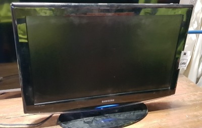 1 X SAMSUNG (LE32R88BD ) 32 HD READY DIGITAL FREEVIEW LCD TV - NO BOX - NO REMOTE (Note: POWERS UP BUT NO VISIBLE PICTURE)