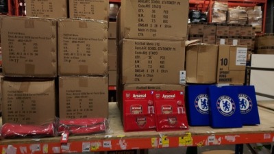 644 PC SPORTS GIFT LOT CONSISTING OF :- 324 X ARSENAL STATIONERY PACKS 120 X CHELSEA RING BINDERS 200 X ARSENAL BARREL PENCIL CASES - ALL ON 1 FULL SHELF