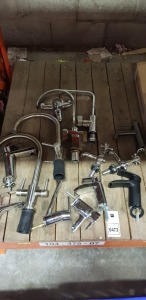 15 PIECE MIXED PLUMBING LOT TO INCLUDE VARIOUS SAMPLE TAPS IN VARIOUS SIZES, COLOURS AND STYLES (SEE PHOTO)