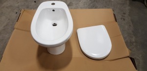 10 X BRAND NEW SOFT CLOSE TOILET SEATS (SEE IMAGE FOR SHAPE) PLUS A WHITE TOILET PAN