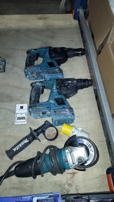 3 PIECE MAKITA LOT TO INCLUDE 2 X HAMMER DRILLS AND 1 X MAKITA 110V GRINDER WITH DISC AND ATTACHMENT