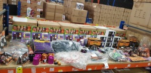 FULL BAY OF HALLOWEEN LOT CONTAINING KIDS FACE MAKE-UP , VAMPIRE CAPE , LED TEALIGHTS , PREMIER LED HALLOWEEN LIGHTS , 10 X BATTERY OPERATED GHOST SRINGS , VARIOUS FACE MASKS AND GLASSES , VARIOUS CANDLES ETC - ON A FULL BAY - ALL LOOSE