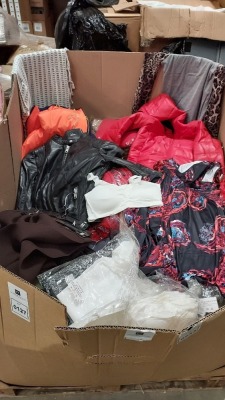 FULL PALLET OF ASSORTED CLOTHING TO INCLUDE LEATHER JACKETS , WOMENS COATS , WOMENS DRESSES , WOMENS PANTS , BRAS , SWEATSHIRTS ETC - ON A FULL PALLET - COME LOOSE