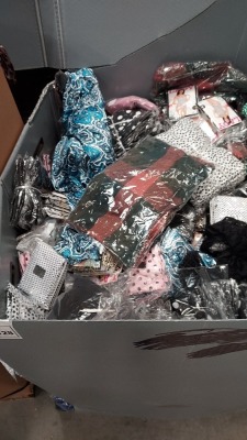 FULL PALLET OF ASSORTED CLOTHING TO INCLUDE WOMENS NIGHT SET , VARIOUS DRESSES , T- SHIRTS , WOMENS KNICKERS , , POLKA DOT SUMMER DRESS , SCARFS ETC - ON A FULL PALLET COME LOOSE