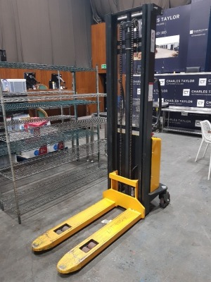 1 X ELECTRONIC PALLET TRUCK - WITH INTERGRATED CHARGER AND BATTERY - 1500 KG LIFTING CAPACITY (SN . SPM1535) ( SERIAL NO 25210600011 ) -( 2021 YEAR OF MAN ) - 3500MM MAST - WITH KEY