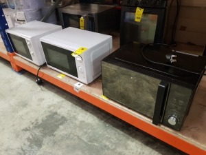 3 PIECE MICROWAVE LOT CONTAINING RUSSEL HOBBS DIGITAL ( RHM2076B) AND 2 X TESCO BRAND MICROWAVE 11000-1150 W )