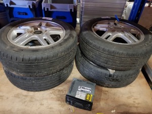 4 X FORD RIMS WITH TYRES ( SIZES 195/60/R15 ) AND 1 X FORD AUDIO SYSTEM RADIO - 6000CD RDS