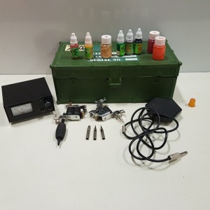 MISC TATTOO LOT CONSISTING OF 2 UNBRANDED TATTOO MACHINES, VOLTMETER & 7 INKS IN A CARRY BOX