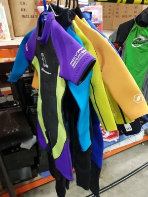 6 X BRAND NEW DIVING WET KIDS SUITS IN VARIOUS BRANDS TO INCLUDE SWARM, BEAVER AND STORM IN SIZES 3XS, XL AND 5-6 YEARS