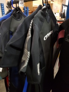 4 X BRAND NEW DIVING WET 3/4 (SHORTY) SUITS IN VARIOUS BRANDS TO INCLUDE TIKI ,SWARM AND TYPHOON IN SIZES S AND M