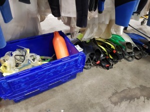 6 X PAIRS OF VARIOUS DIVING FINS AND LARGE TRAY CONTAINING GOGGLES AND SCHNORKELS.