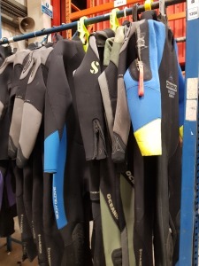 10 X VARIOUS DIVING WET SUITS TO INCLUDE SCUBA PRO, OCEANIC, CAMARO, BODY GLOVE, ETC IN VARIOUS SIZES