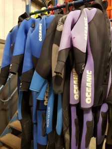 10 X VARIOUS DIVING WET SUITS TO INCLUDE OCEANIC, BODY GLOVE, TYPHOON, ETC IN VARIOUS SIZES