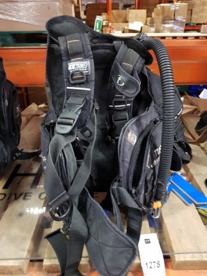 2 X DIVING HARNESSES (SCUBAPRO AND TUSA) IN SIZES M