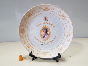 144 X THE QUEEN'S DIAMOND JUBILEE 1952-2012 PLATE WITH A DISPLAY STAND IN 18 BOXES