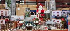 APPROX 75+ MIXED CHRISTMAS DECORATION LOT CONTAINING CHRISTMAS PUDDING COOKIES, VARIOUS BAUBLES, LIT SNOW BLOWING LANTERN, CANDLEBRIDGE, 80CM FBIRE OPTIC TREES, 1.2M LIT TWIGS, 2.7M TINSEL GARLAND, WOODEN NUTCRACKERS, WOODEN SOLDIERS, ETC (SOME CUSTOMER R