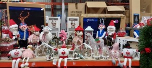 APPROX 30+ MIXED CHRISTMAS DECORATION LOT CONTAINING 1.4M RATTAN LOOK STAG, SANTA CLAUS AND SNOW MAN LANTERNS, FROSTY WOODLAND SNOWMEN ORNAMENT, CHRISTMAS PICTURE FRAMES, 100MM MUSICAL FOREST SCENE WATERGLOBES, ETC (SOME CUSTOMER RETURNS- SOME DAMAGED IT