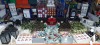 APPROX 100+ MIXED CHRISTMAS DECORATION LOT CONTAINING VARIOUS SETS OF BAUBLES, STAR DECORATIONS FOR TREE IN VARIOUS COLOURS, VARIOUS LANTERNS, 32CM CANDLEBRIDGES, DIORAMA MUSICAL REINDEER SCENE, WATER SPINNER, FROSTY WOODLAND SNOWMAN ORNAMENT, ETC (SOME C