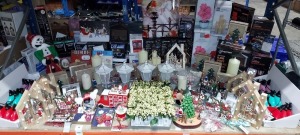 APPROX 50+ MIXED CHRISTMAS DECORATION LOT CONTAINING WATER SPINNERS, FLAME EFFECT FIREPLACE LANTERN, FLICKERING FIRE EFFECT WALL LANTERNS, FIBRE OPTIC PINK CHRYSANTHEMUM, FLICKABRIGHTS 7 MELTED EDGE CANDLES, 1.5M LED TREE, MERRY CHRISTMAS BOOKS, WOOD 'HOM