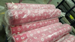 50 METRE ROLL OF PINK & WHITE FLORAL PATTERNED FABRIC (150CM WIDE) - TOTAL 75M/2