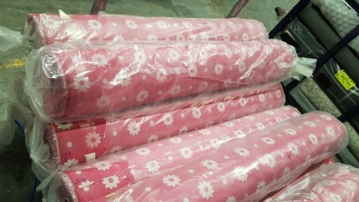 50 METRE ROLL OF PINK & WHITE FLORAL PATTERNED FABRIC (150CM WIDE) - TOTAL 75M/2