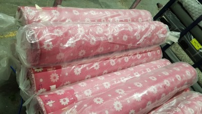 50 METRE ROLL OF PINK & WHITE FLORAL PATTERNED FABRIC (150CM WIDE) - TOTAL 75M/2