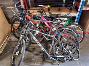 5 PIECE BIKE LOT CONTAINING APOLLO JUDEPENDENCE BIKE 13 FRAME , VODOO NZUME BIKE ( HANDLE BARS NOT ATTACHED ) , 1 X CARRERA FURY 700 BIKE ( PLEASE NOTE REAR END HAS MAJOR DAMAGE ) , 2 X UNBRANDED ROAD BIKES - ETC