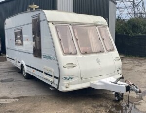 ***********THIS CARAVAN IS LOCATED IN CROYDON ************* WHITE CLERMONT CARAVAN 2004 MODEL SE490/4L HAS KEYS