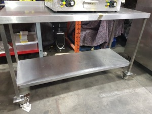 1 X STAINLESS STEEL CATERING TABLE ON WHEELS ( 150 CM LENGTH / 65 CM DEPTH / 102 CM HEIGHT