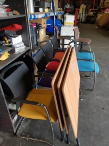 11 PIECE MIXED FURNITURE LOT TO INCLUDE 6 X CHAIRS IN VARIOUS COLOURS, 2 X STOOLS AND 3 X FOLDABLE WOODEN TABLES