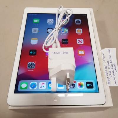 BOXED APPLE IPAD AIR TABLET 32GB STORAGE WITH CHARGER **CRACKED OUTER GLASS BUT IN FULL WORKING CONDITION**