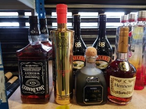 7 X PIECE BRAND NEW ALCOHOL LOT CONTANING 2 X JACK DANIELS WHISKEY - (1.5 L - 40 % ) , 1 X AU VODKA FRUIT PUNCH (35.2%- 700ML ) , 2 X BAILEYS ORIGINAL IRISH CREAM (17% - 1000ML ) , 1 X HENNESEY COCNAC ( 40 % - 700ML ) , 1 X XO CAFÉ PATRON (35 % - 700