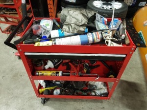 1 X TOOL TROLLEY WITH 1 DRAWER CONTAINING VARIOUS TOOLS TO INCLUDE SILICONE GUN , FOAM GUN , FLASH BAND MAGNET SCREWDRIVER , CROWBAR , MAGNET PENCIL , WIRE STRIPPER ETC