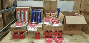 500+ PIECE MIXED LOT CONTAINING MANCHESTER UNITED MUGS, MANCHESTER UNITED OFFICIAL MERCH STICK ON MINI KITS, MANCHESTER UNITED KIT MAGNETS, ARSENAL CALCULATORS AND WEST BROM PENCIL AND TOPPER SETS ETC