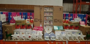 FULL BAY BRAND NEW MIXED LOT CONTAINING LARGE AMOUNT OF WOOLWORTHS WRAPPING PAPER, STAND OF MOSART FOR BABIES, THE QUEENS DIAMOND JUBILEE PLATES, LARGE AMOUNT OF 3D MUSICAL CARDS WITH ENVELOPES, CERAMIC LIGHT UP STARS AND SPRUCE IT UP REINDEERS ETC