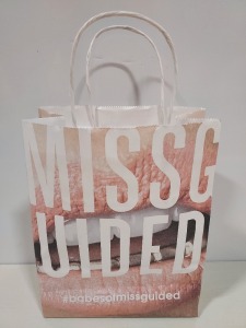 APPROX 4,000 X MISSGUIDED GIFT BAGS - SIZE - HEIGHT-23CM-LENGTH-19CM -DEPTH-9CM ON 1 PALLET -