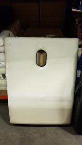 5 X USED FOLDABLE MASSAGE BEDS ( 4 X WHITE , 1 X BLACK ) -PLEASE NOTE SOME HAVE RIPS / SLIGHT MARKS