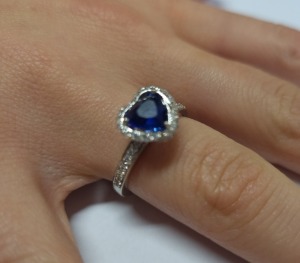 WHITE METAL (STAMPED 750) HEART SHAPE SAPPHIRE RING WITH DIAMOND SET SURROUND & SHOULDERS SAPPHIRE DROPPED SLIGHTLY IN SETTING, REQUIRES ATTENTION VALUATION FOR INSURANCE PURPOSES £2500.00